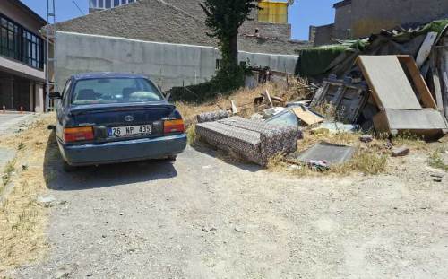 Odunpazarı’nda boş arsa çöplüğe döndü