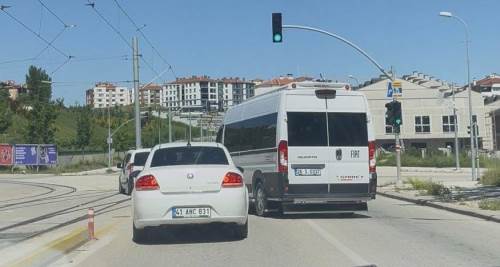 Odunpazarı’nda trafik terörü: Otomobilin üzerine sürdü