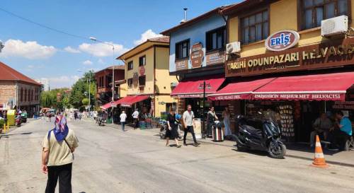 Odunpazarı’nda turist yoğunluğu! Tarihi sokaklar dolup taşıyor