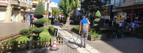 Odunpazarı’nda yeşil alanlar yaz sıcağında sulanıyor