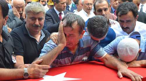 Oğlunun tabutuna sarılarak sela okudu