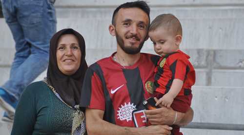 OĞLUYLA STADI GEZDİ