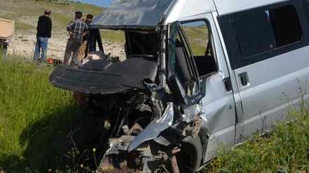 ÖĞRENCİ SERVİSİ TIRLA ÇARPIŞTI