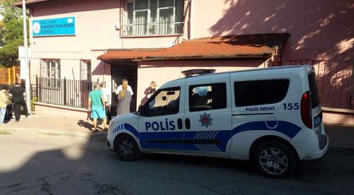 Öğrenci velisi, öğrencilerin önünde öğretmeni bıçakladı