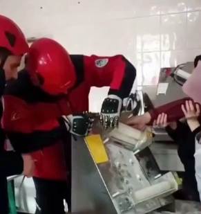 Öğrenci yurdunda feci kaza: Parmağını hamur makinasına kaptırdı!