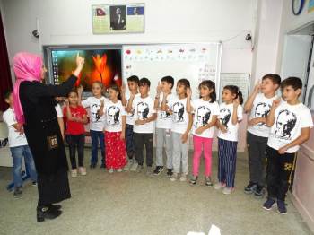 Öğrenciler, ‘10 Kasım Benim En Büyük Yasım’ Şarkısını İşaret Diliyle Seslendirdi
