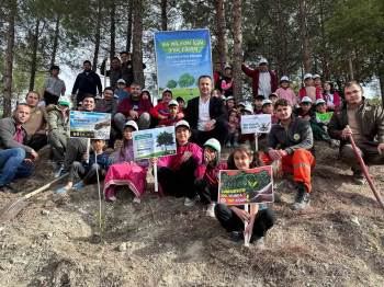 Öğrenciler, 100 Fidanı Toprakla Buluşturdu
