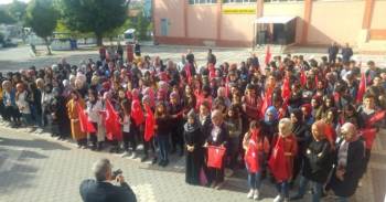 Öğrenciler, Bayrak Töreni Fetih Suresini Okudu
