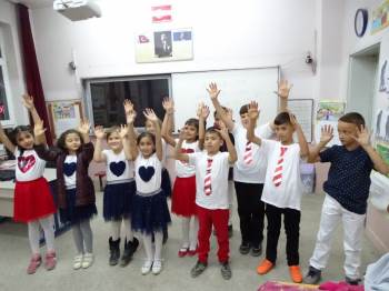 Öğrenciler ‘Hayat Bayram Olsa’ Şarkısını İşaret Diliyle Söyledi
