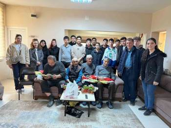Öğrenciler Aceze Evinde Kalan Yaşlıları Ziyaret Ettiler
