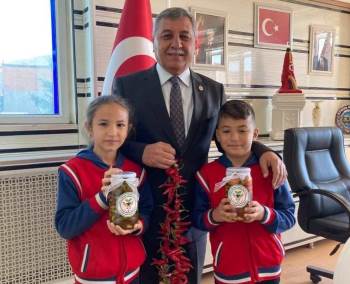 Öğrenciler Başkan Teke’Ye Kendi Yaptıkları Turşuları Hediye Etti
