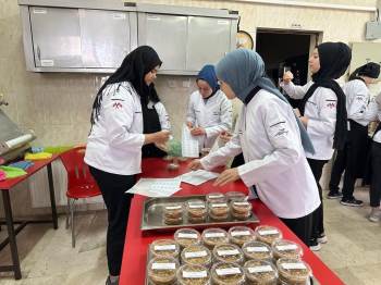 Öğrenciler Depremde Hayatını Kaybedenler İçin Hayır Helvası Dağıttı
