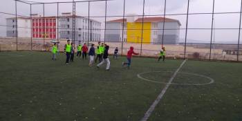 Öğrenciler Futbol Öğreniyor
