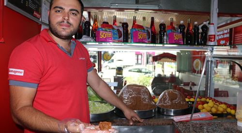 Öğrenciler gitti, kimse çiğ köfte yemiyor