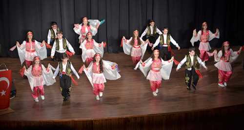 ÖĞRENCİLER GÖSTERİLERİYLE BÜYÜLEDİ