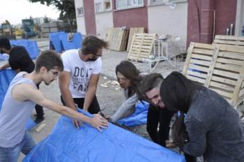 Öğrenciler Kış Öncesi Sokak Hayvanları İçin Barınak Yaptı
