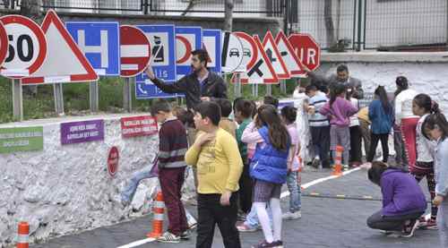 Öğrenciler trafik eğitim alanında