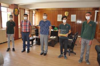 Öğrenciler Yaptıkları Sosyal Mesafe Cihazını Cumhurbaşkanı Erdoğan’A Hediye Edecek
