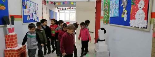 Öğrencilerden ‘hoş geldin yeni yıl ve kış’ temalı sokak