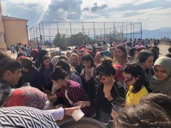 Öğrencilerden Aşure İkramı
