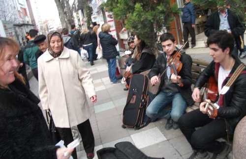 ÖĞRENCİLERDEN CADDE MÜZİK ZİYAFETİ