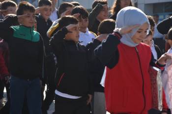 Öğrencilerden Geçit Töreninde Mehmetçiğe Selam
