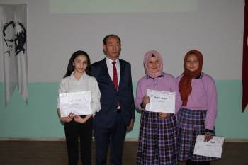 Öğrencilere Başarı Belgeleri Protokol Tarafından Verildi
