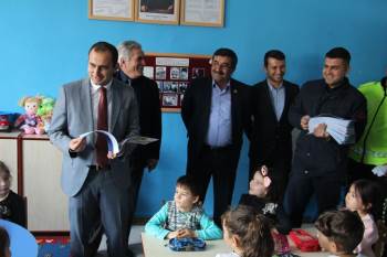 Öğrencilere Jandarmanın Hazırladığı Trafik Kurallarını Anlatan Kitap Dağıtıldı
