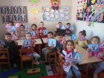 Öğrencilere Oyunlarla Trafik Kuralları Öğretiliyor
