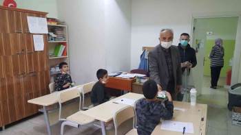 Öğrencilere Yiyecek İkramında Bulundu
