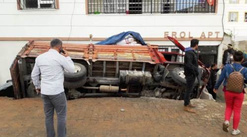 Öğrencileri kurtardı, kendisi kamyonun altında kaldı