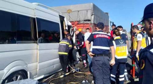 Öğrencileri taşıyan araçta can pazarı! Çok sayıda yaralı var...