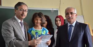 Öğrencilerin karne sevinci