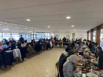 Öğrencilerin Yanında Olduğunu Belirtti
