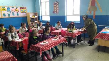 Öğrencilerini Kek İkramıyla Karşıladı
