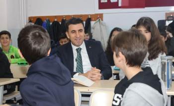 Öğrencilerle Voleybol Oynadı, Kitap Okudu
