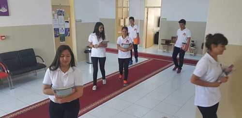 ÖĞRENCİYE KIRMIZI HALI SEREN LİSE