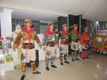 Öğrendikleri Yöresel Halk Oyunlarını Ailelerine Sergilediler
