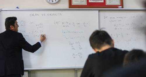 Öğretmenler önlük değil, ikramiye istiyor