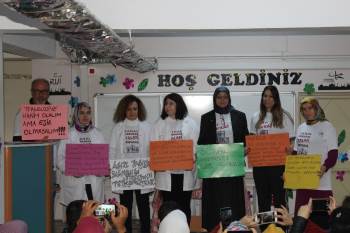 Öğretmenler Sahneye Çıkıp Teknoloji Bağımlılığına Dikkat Çektiler
