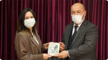 Öğretmenlere "Oyun Terapisi" Kitabı Hediye Edildi
