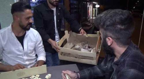 Okey masasında doğum yaptı