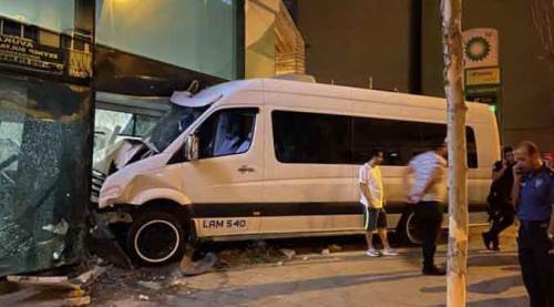 Öksürük krizi tuttu, bankanın camından içeri girdi