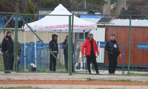 Oktay hoca saha kenarında sakinleştirdi