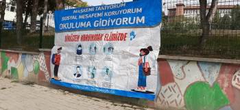 Okul Bahçesinde Korona Virüs Bilgilendirme Afişleri
