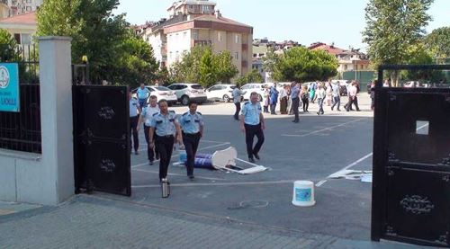 Okul bahçesinde servisçilerin silahlı kavgası