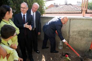 Okul Bahçesine Gül Diktiler
