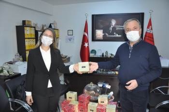 Okul Müdüründen Öğretmenlere Sürpriz Hediye
