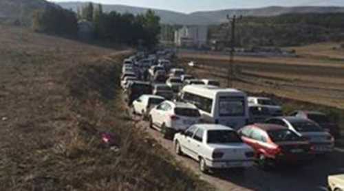 Okul yolunda trafik kilitlendi