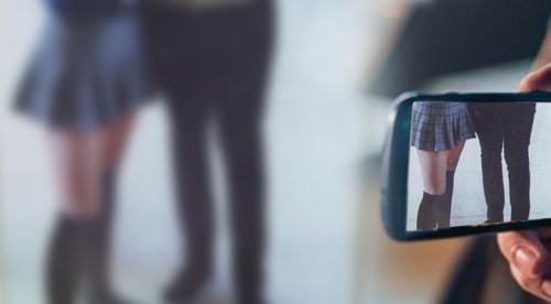 Okulda skandal! Biri öptü biri videoya çekti